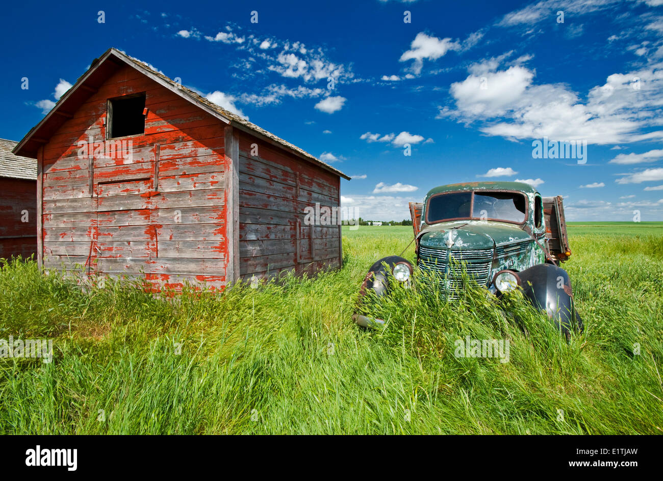 Alter Bauernhof LKW neben Silo, in der Nähe von Hazenmore, Saskatchewan, Kanada Stockfoto