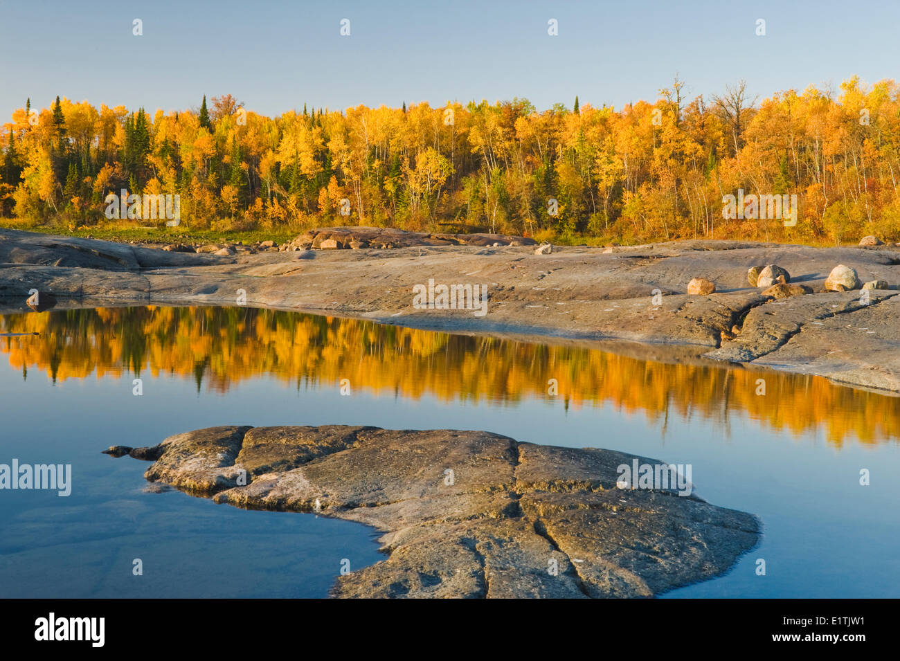Herbst, Winnipeg River, in der Nähe von Seven Sisters, Manitoba, Kanada Stockfoto
