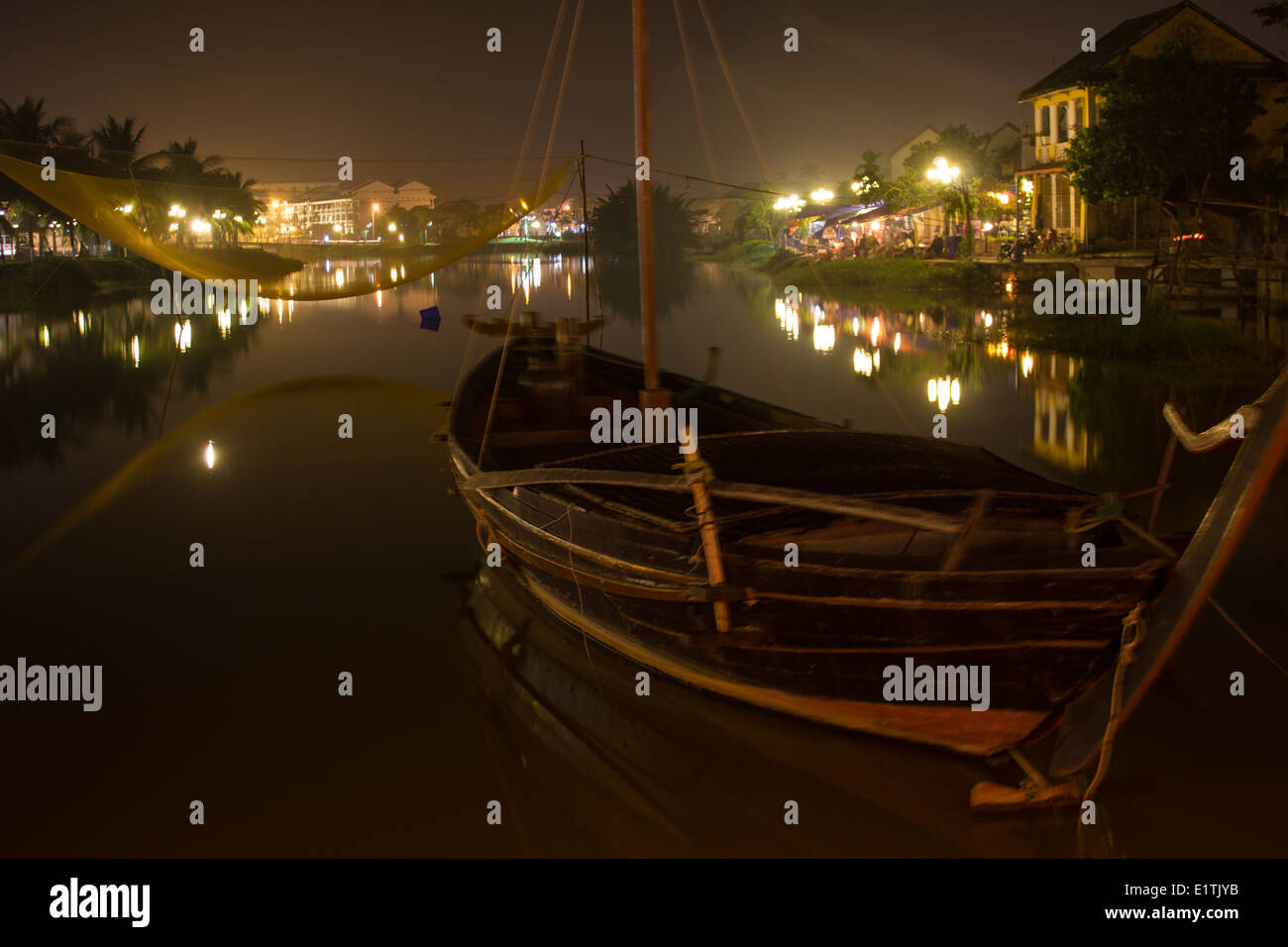 Boote bei Einbruch der Dunkelheit am Thu Bon Fluss im alten und ruhigen Hoi An, ein UNESCO-Weltkulturerbe. Stockfoto