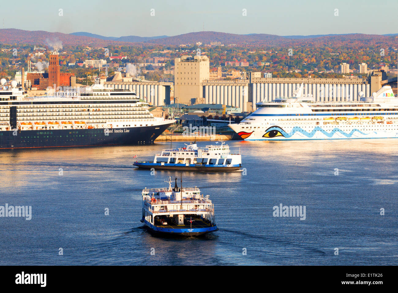 Autofähren überquert den St. Lawrence River vor Kreuzfahrtschiff angedockt an Quebec Stadt, Quebec, Kanada Stockfoto