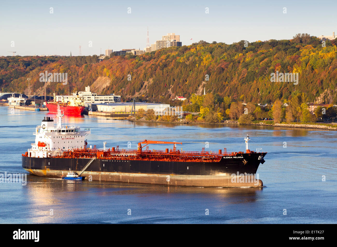 Lotsenboot und Schiff unterhalb Quebec Stadt, Quebec, Kanada Stockfoto
