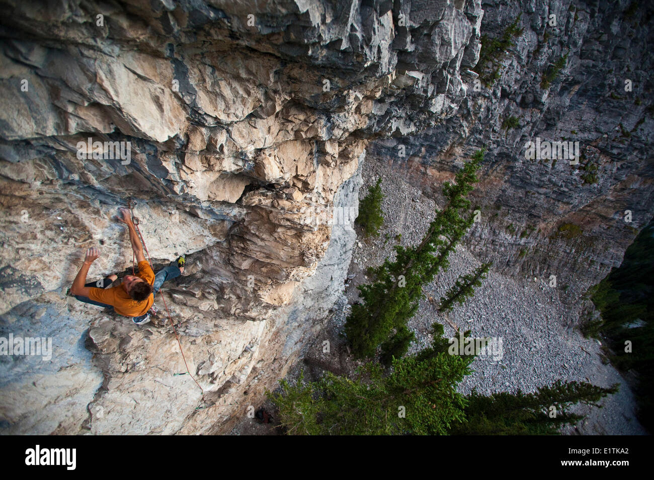 Ein Mann Sportklettern bei Sonnenuntergang auf Grotte Berg. Standardabweichung 11 b, Echo Canyon, Canmore, Alberta, Kanada Stockfoto