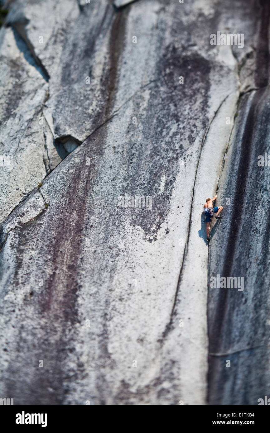 Eine starke männliche Kletterer Klettern Crescent knacken 10d, Squamish, BC Stockfoto