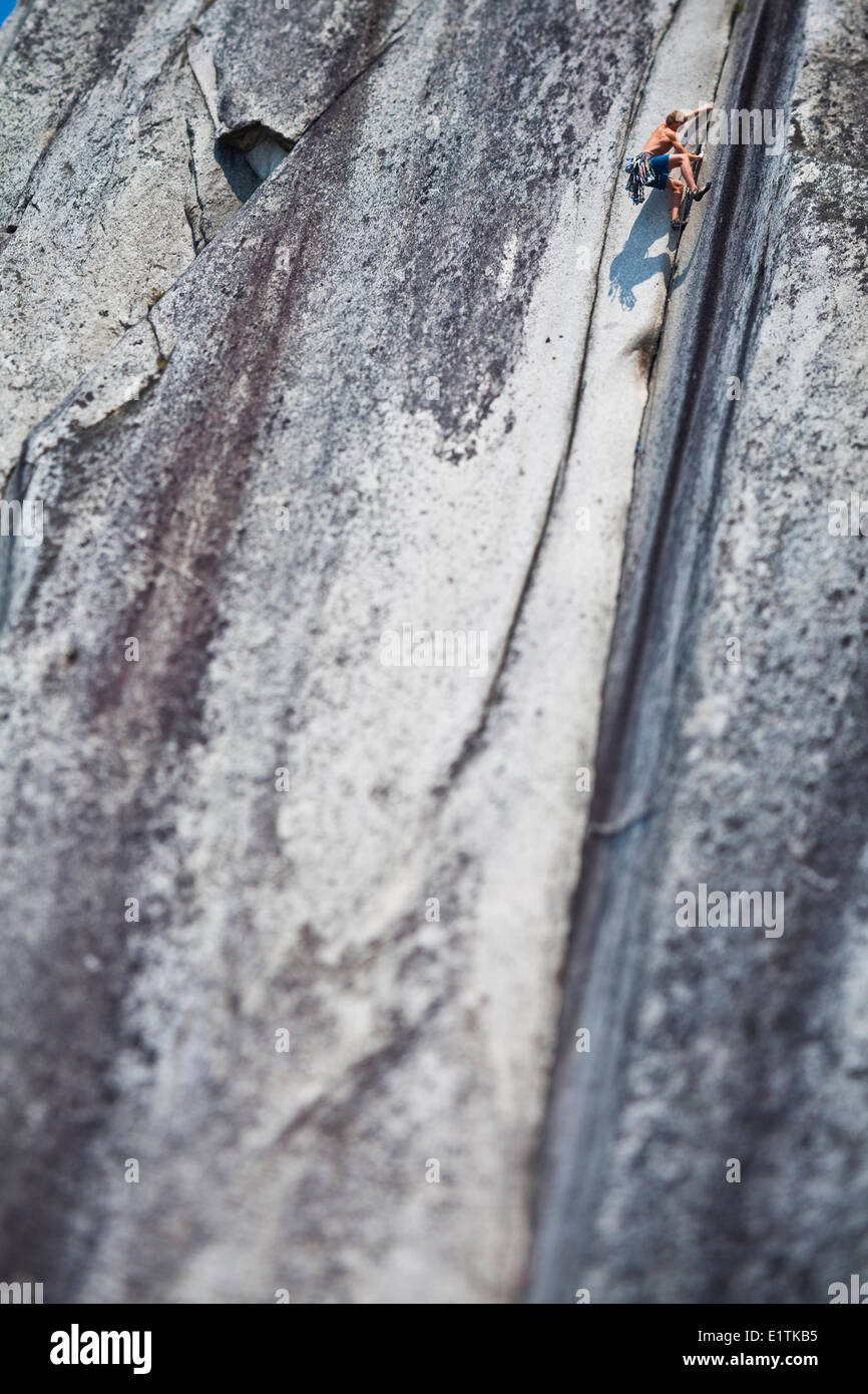 Eine starke männliche Kletterer Klettern Crescent knacken 10d, Squamish, BC Stockfoto