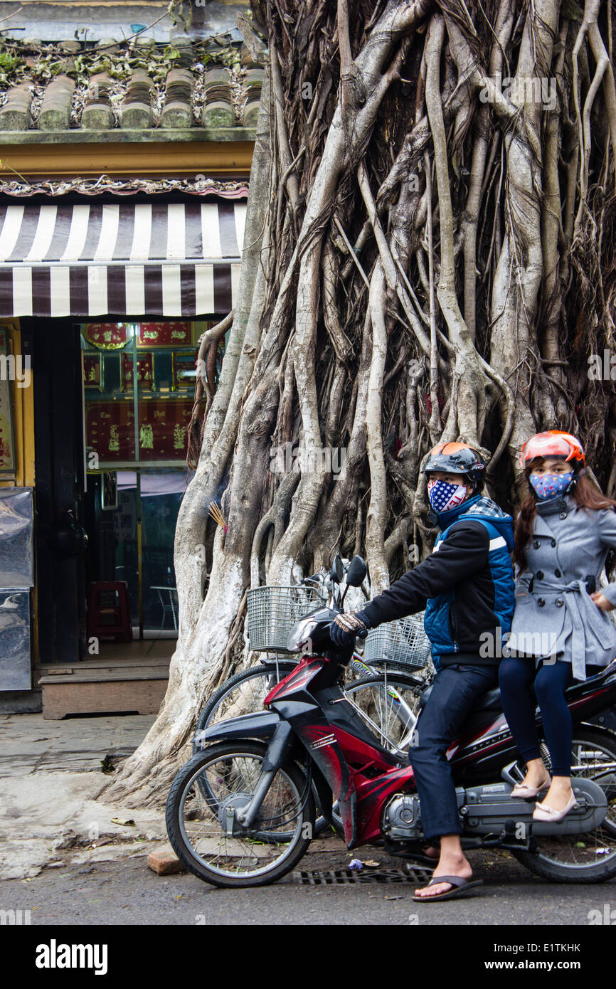 Ein junges Paar Vietnamesen auf einem Motorrad in der alten Stadt von Hoi an, Vietnam. Stockfoto