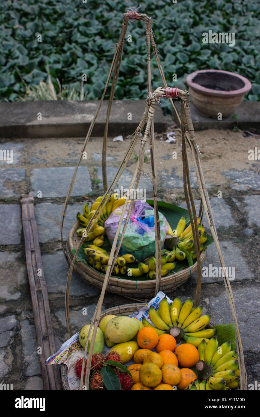 Körbe mit Obst auf Verkauf in Hoi An, ein UNESCO-Weltkulturerbe und eines der beliebtesten Reiseziele in Vietnam. Stockfoto