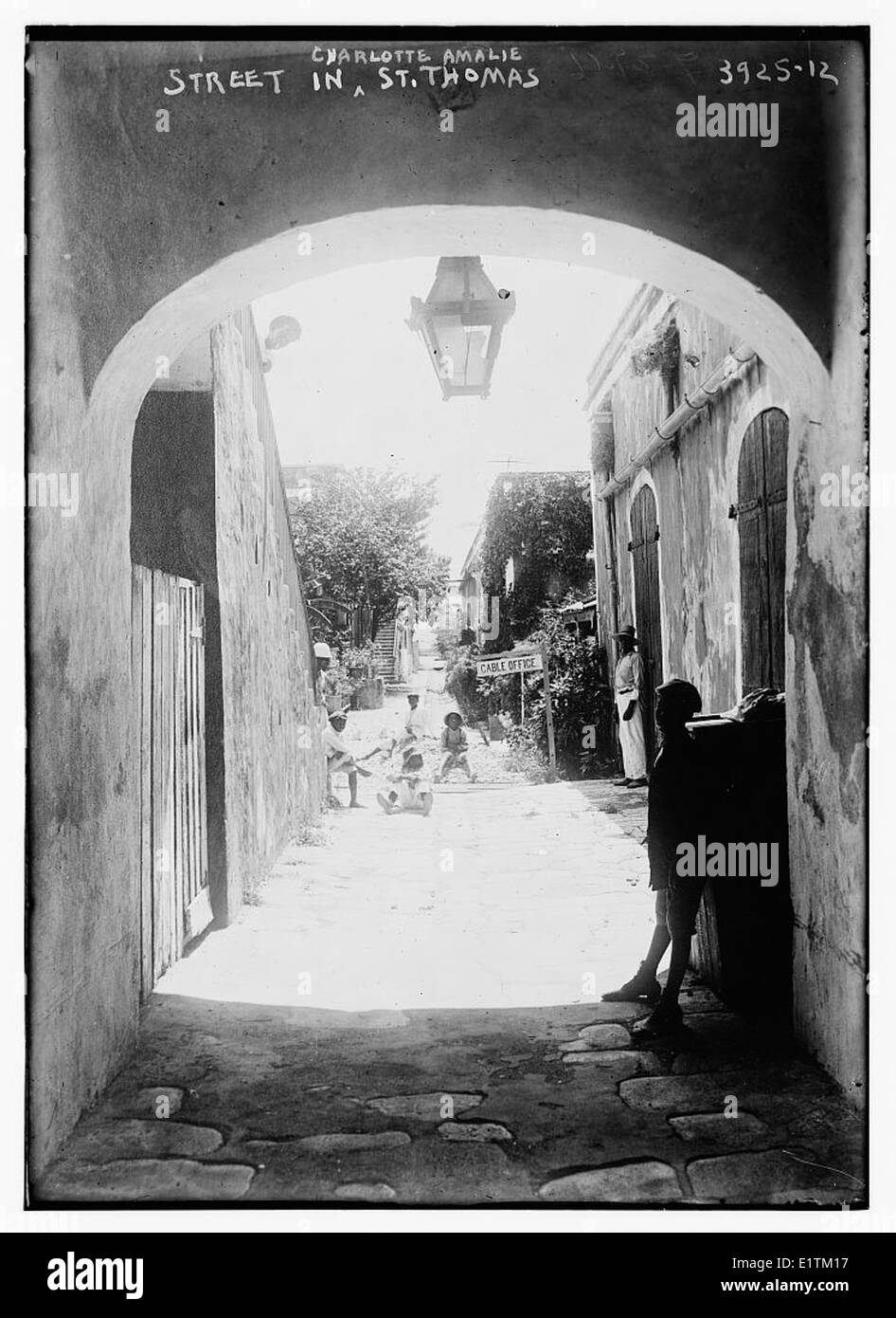 Dieses Foto aus der Library of Congress zeigt eine Straßenszene in Charlotte Amalie, St. Thomas, auf den Jungferninseln. Das Bild hebt die Architektur und die lokale Umgebung des Gebiets in einem historischen Kontext hervor. Stockfoto