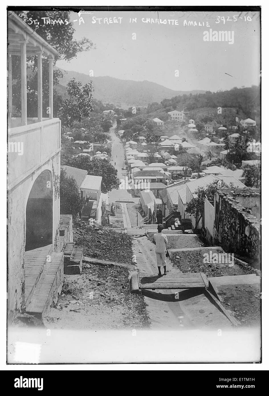 Dieses Foto zeigt eine Straßenszene in Charlotte Amalie, St. Thomas, und zeigt die lokale Umgebung und Architektur der Jungferninseln, die von der Library of Congress aufbewahrt wurden. Stockfoto