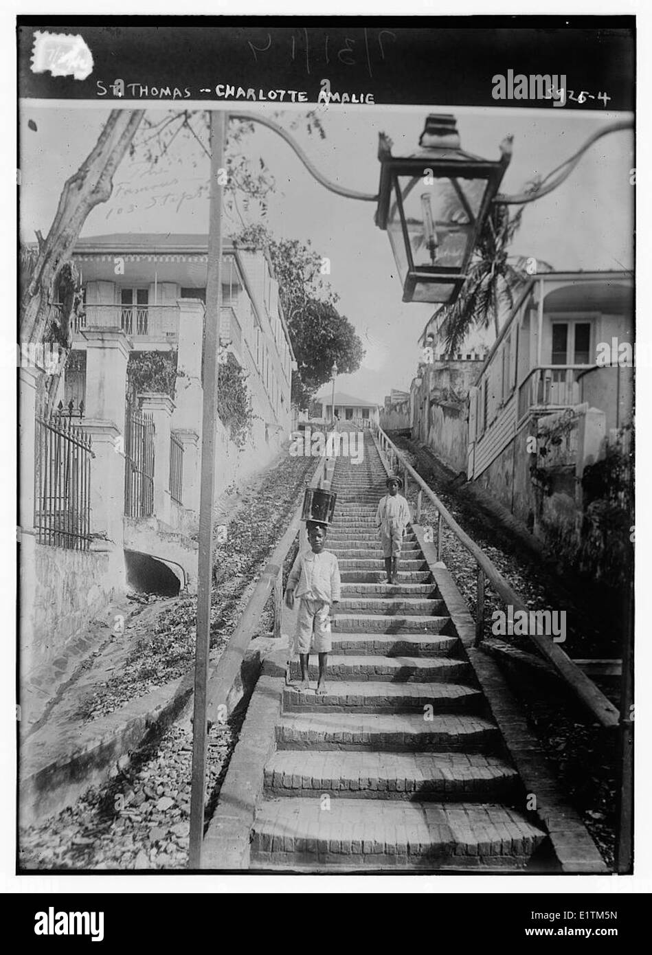 Dieses Bild zeigt die berühmten 99 Stufen in Charlotte Amalie, St. Thomas, einem historischen Ort auf den Jungferninseln, und hebt seine einzigartige Architektur und die malerische Aussicht hervor. Stockfoto