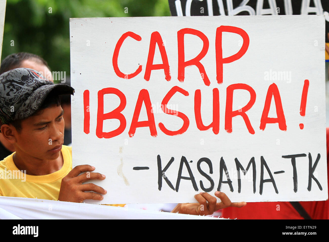 Quezon City, Philippinen. 10. Juni 2014. Bauern anzeigen Plakate während einer Protestkundgebung in Quezon City, Philippinen, 10. Juni 2014. Die Bauern fordern die Weitergabe der echte Agrarian Reform Bill, das versucht, die Kontrolle der Hauswirte zu brechen und das Monopol der Ländereien. Bildnachweis: Rouelle Umali/Xinhua/Alamy Live-Nachrichten Stockfoto