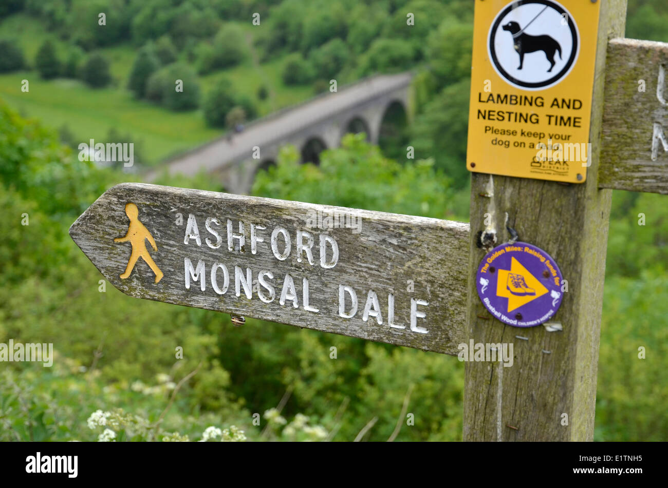 Ein Fußweg-Schild am Monsal Kopf in Derbyshire Dales Stockfoto