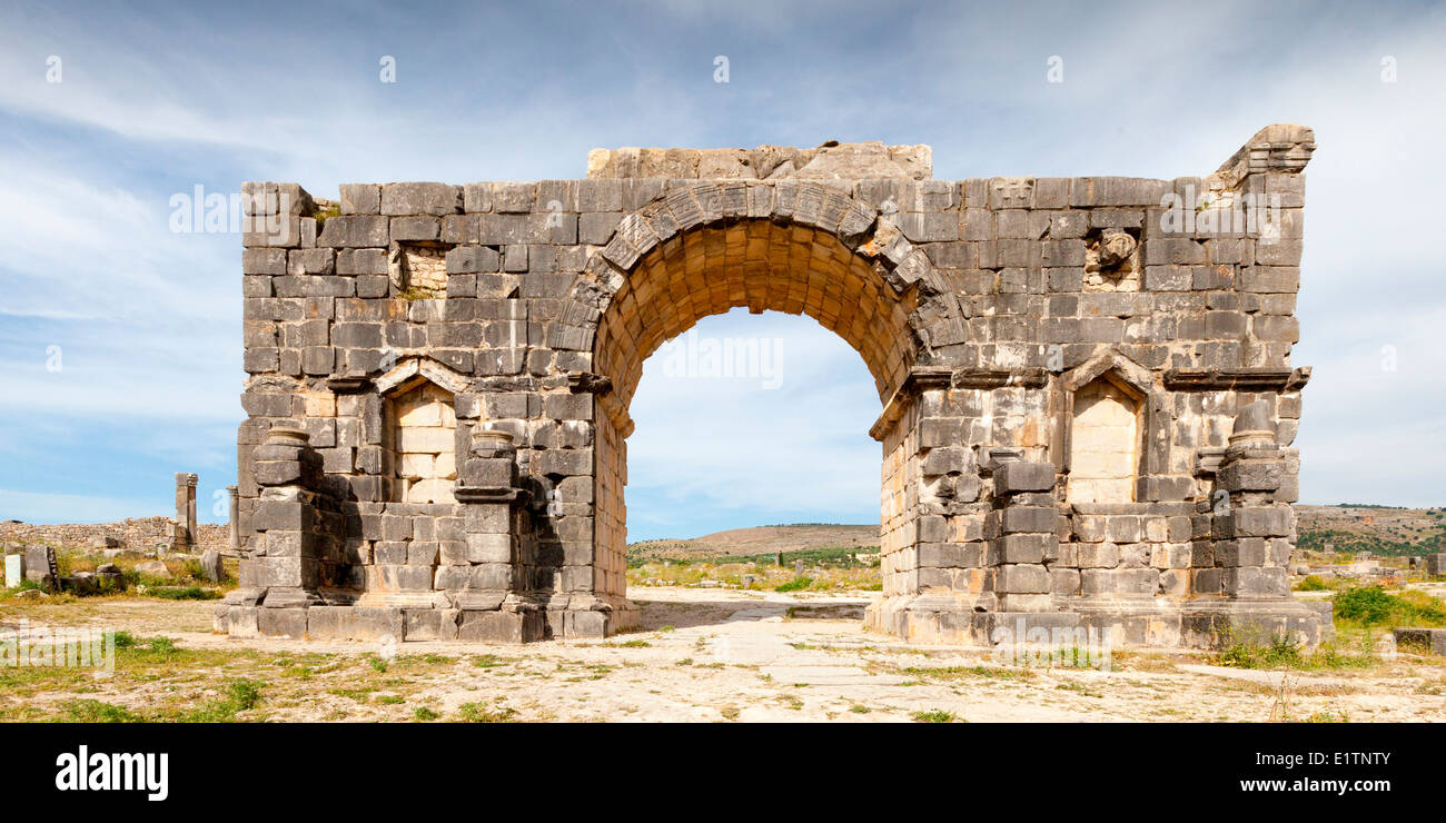 Blick auf die alten römischen Ruinen von Volubilis in der Nähe von Meknès in Marokko. Stockfoto