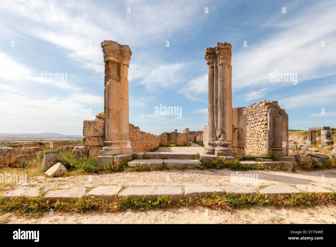 Blick auf die alten römischen Ruinen von Volubilis in der Nähe von Meknès in Marokko. Stockfoto