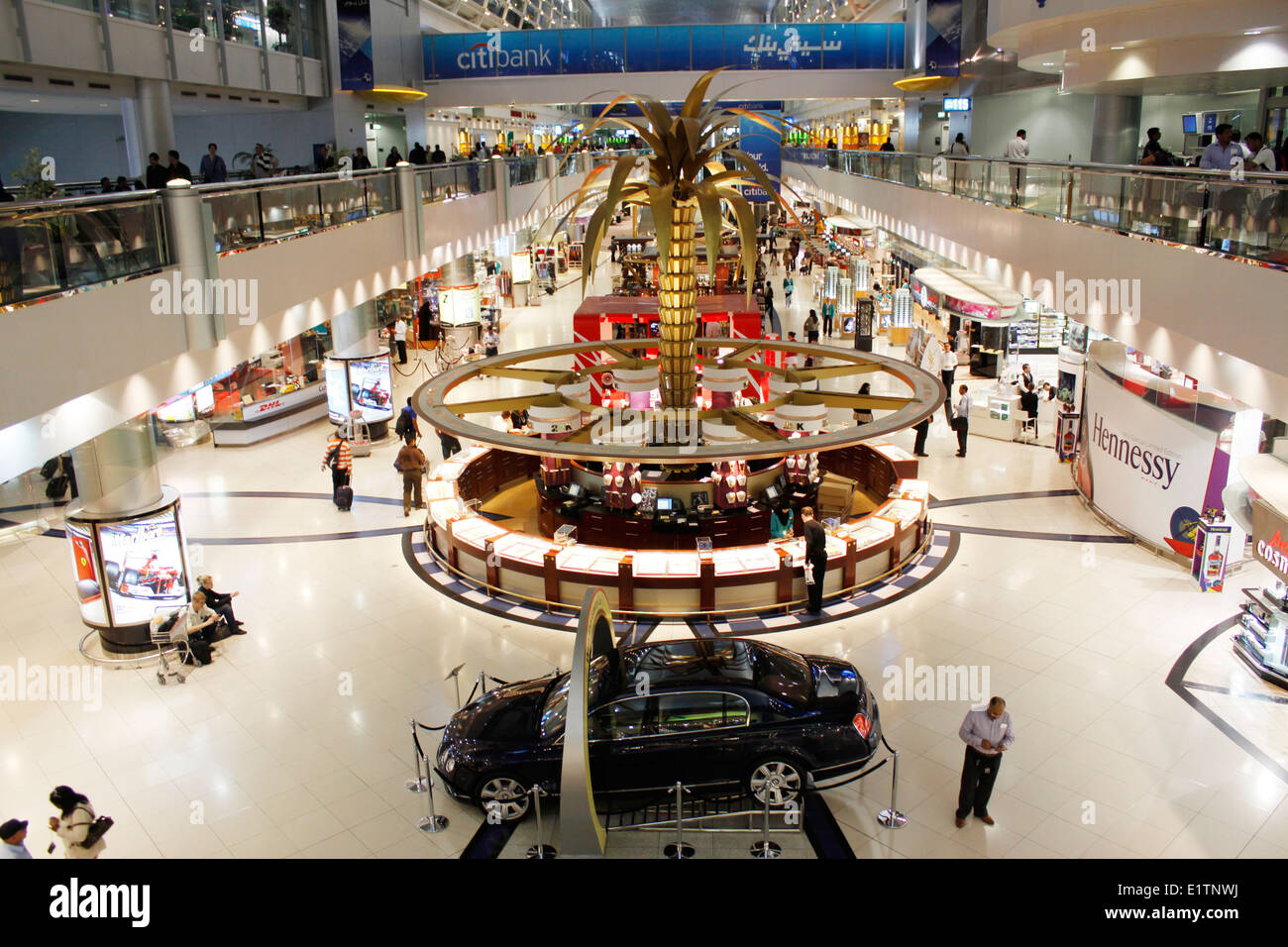 Einkaufsmeile für zollfreien Einkauf in Dubai International Airport, Vereinigte Arabische Emirate. Stockfoto