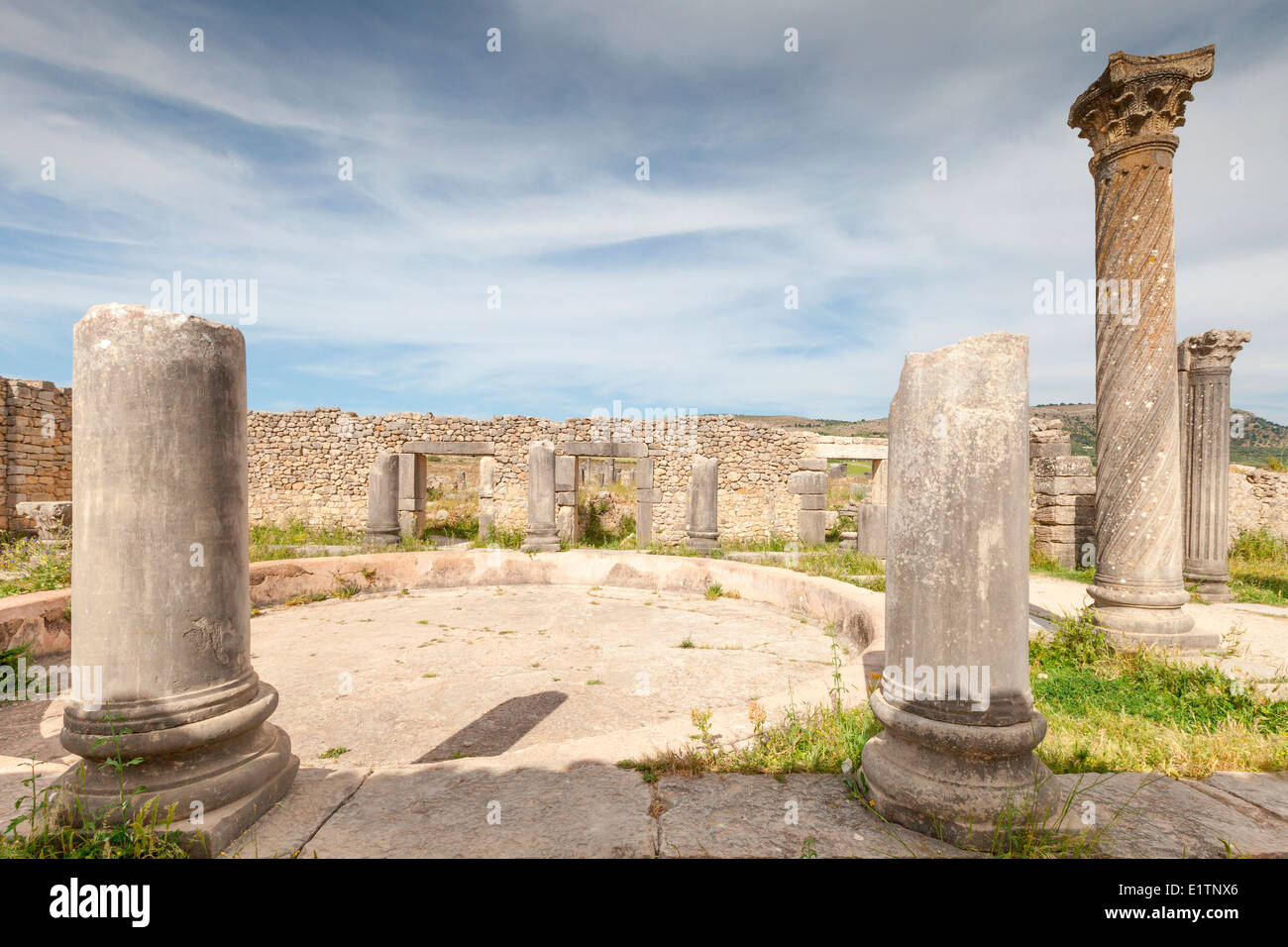 Blick auf die alten römischen Ruinen von Volubilis in der Nähe von Meknès in Marokko. Stockfoto