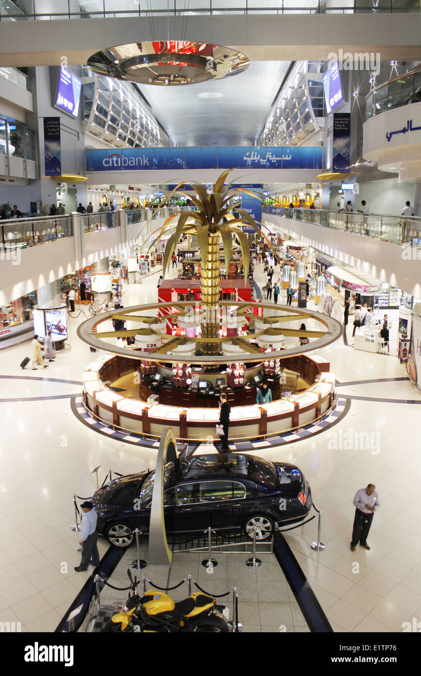 Einkaufsmeile für zollfreien Einkauf in Dubai International Airport, Vereinigte Arabische Emirate. Stockfoto