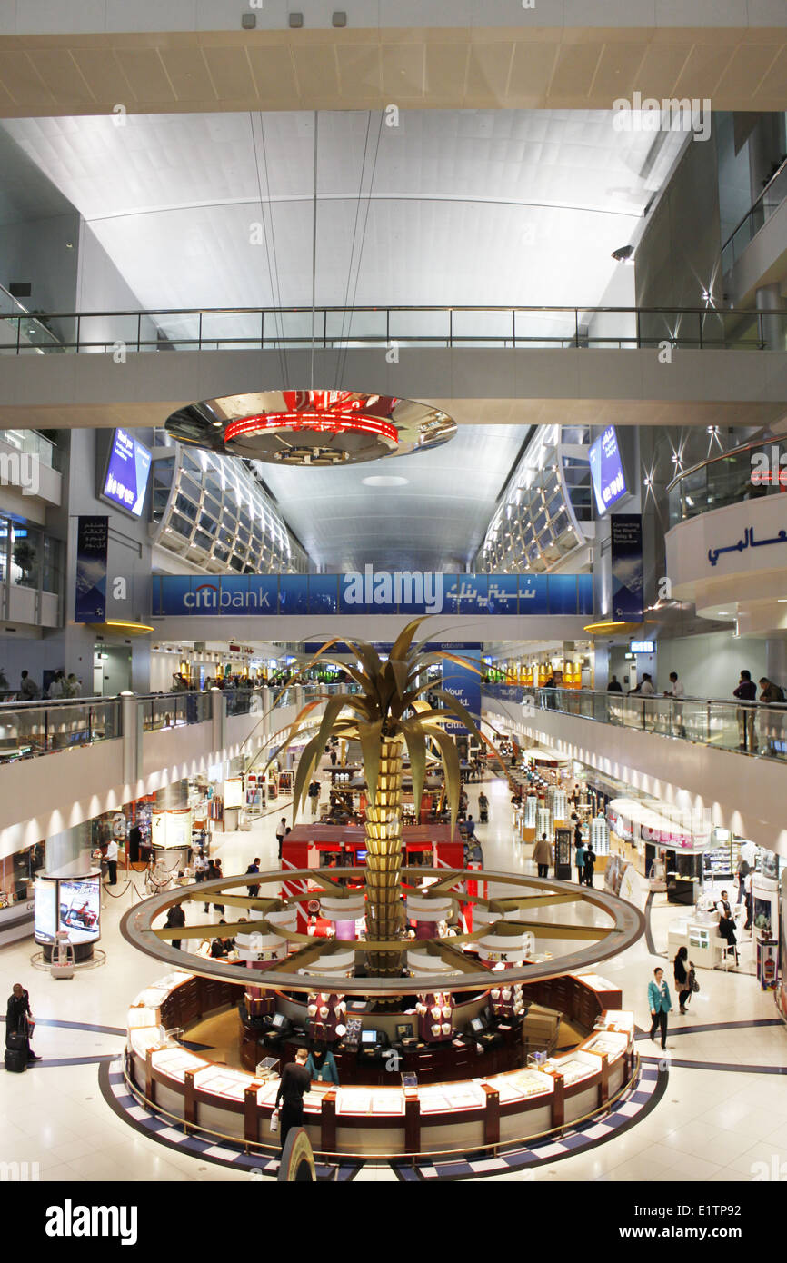 Einkaufsmeile für zollfreien Einkauf in Dubai International Airport, Vereinigte Arabische Emirate. Stockfoto