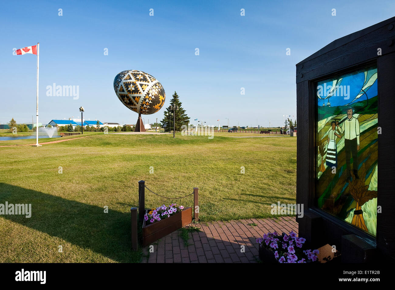 Weltweit größten Pysanka und ukrainische Pioniere Buntglasfenster in Vegreville, Alberta, Kanada Stockfoto