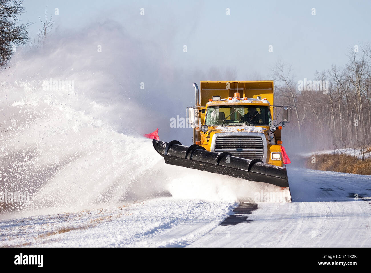 Mann, die Schneeräumung Auto Morgen nach starkem Schneefall Stockfotografie  - Alamy