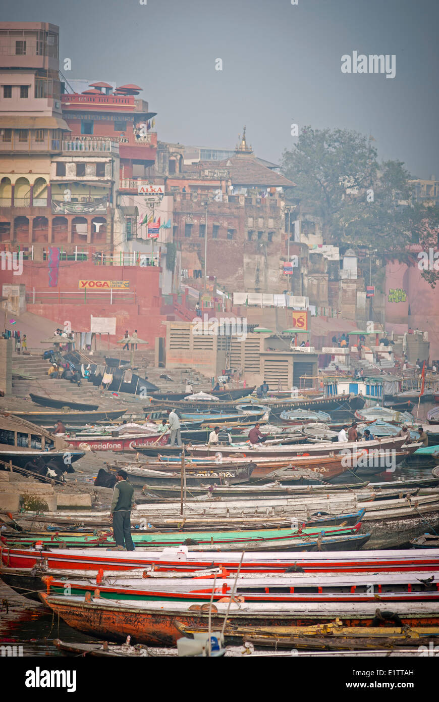 Viele Boote an den Ufern des Flusses Ganges, Varanasi, Indien Stockfoto