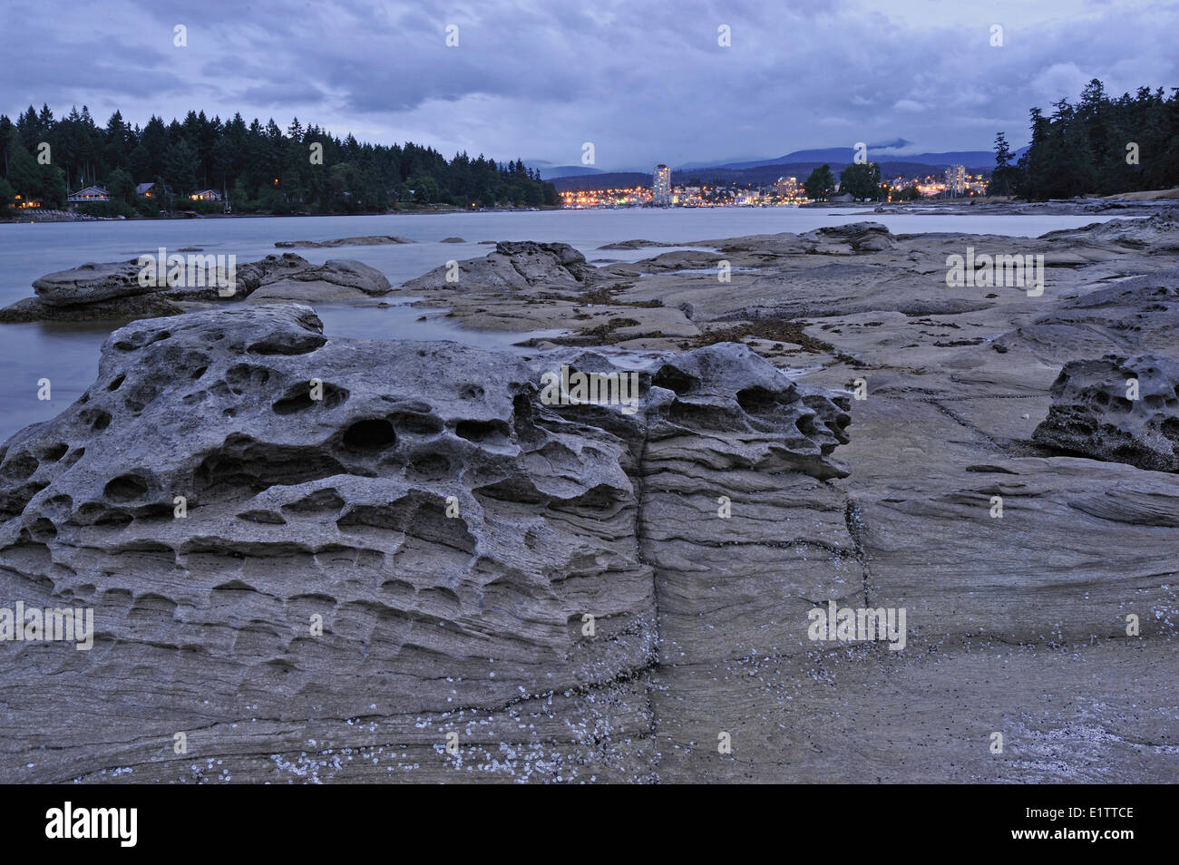 Sandstein-Formationen anzeigen Innenstadt in der Abenddämmerung Newcastle Island Provincial Marine Park Nanaimo British Columbia Kanada Stockfoto