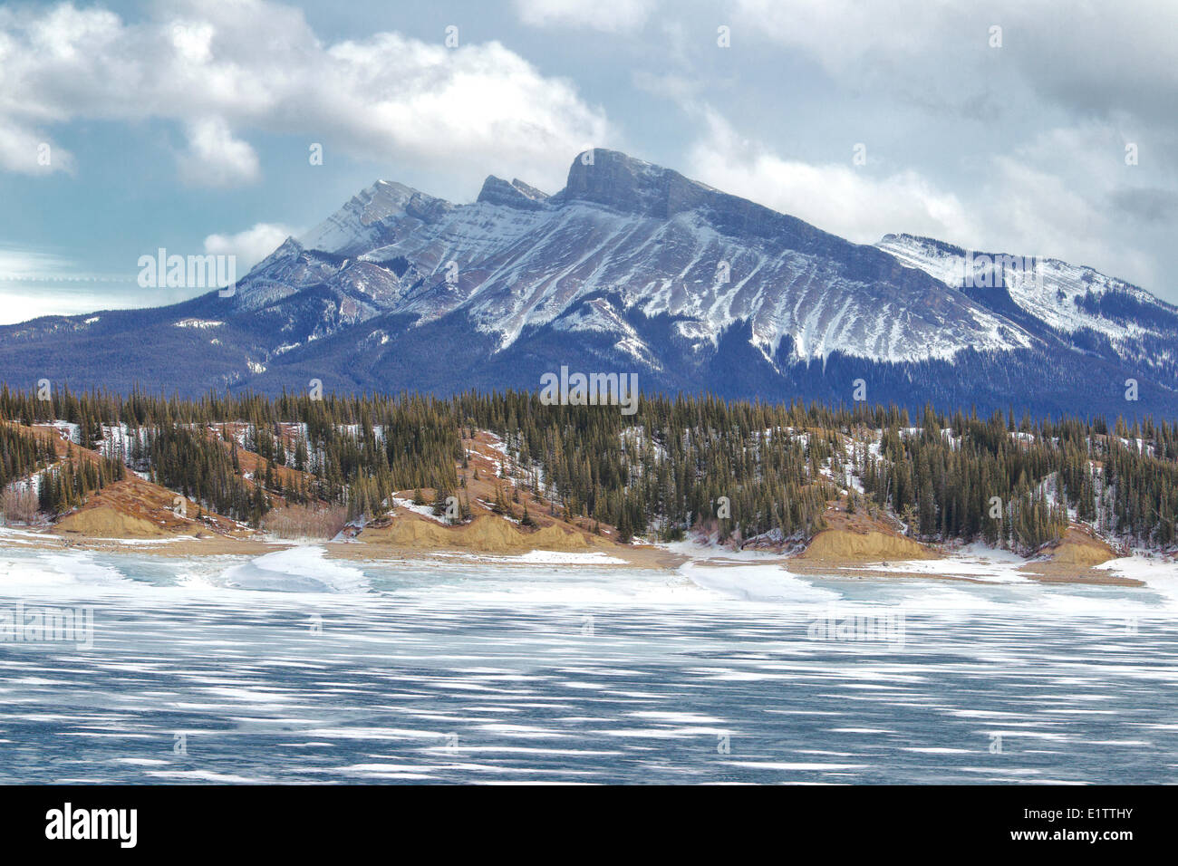 Blick auf Schnee bedeckt die Berge von Abraham Lake, Alberta, Kanada Stockfoto
