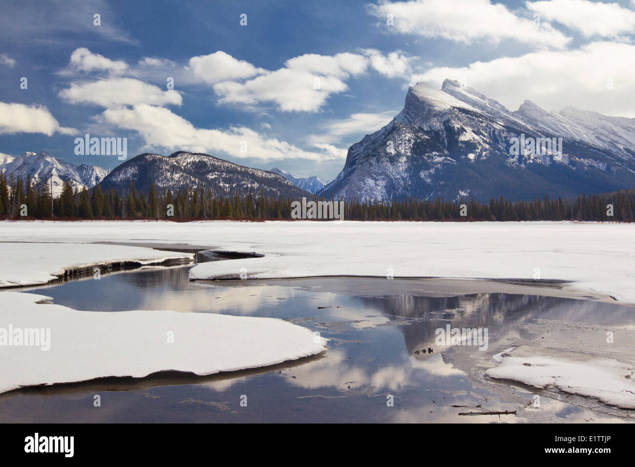 Mount Rundle und Vermilion Seen im Winter, Banff Nationalpark, Alberta, Kanada Stockfoto