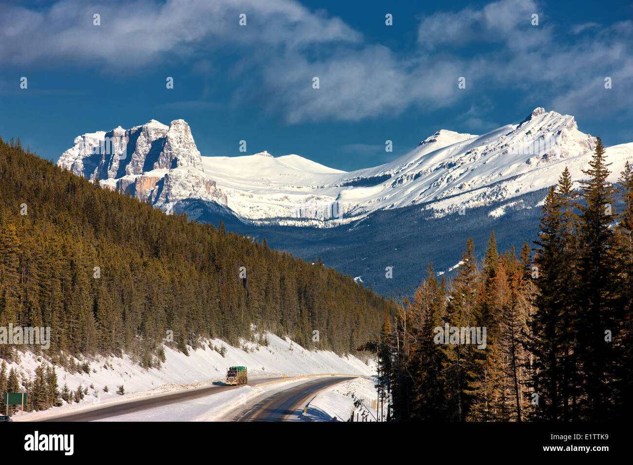 Transport-LKW am Trans-Canada Highway mit Schloss Berg im Hintergrund, Banff Nationalpark, Alberta, Kanada Stockfoto
