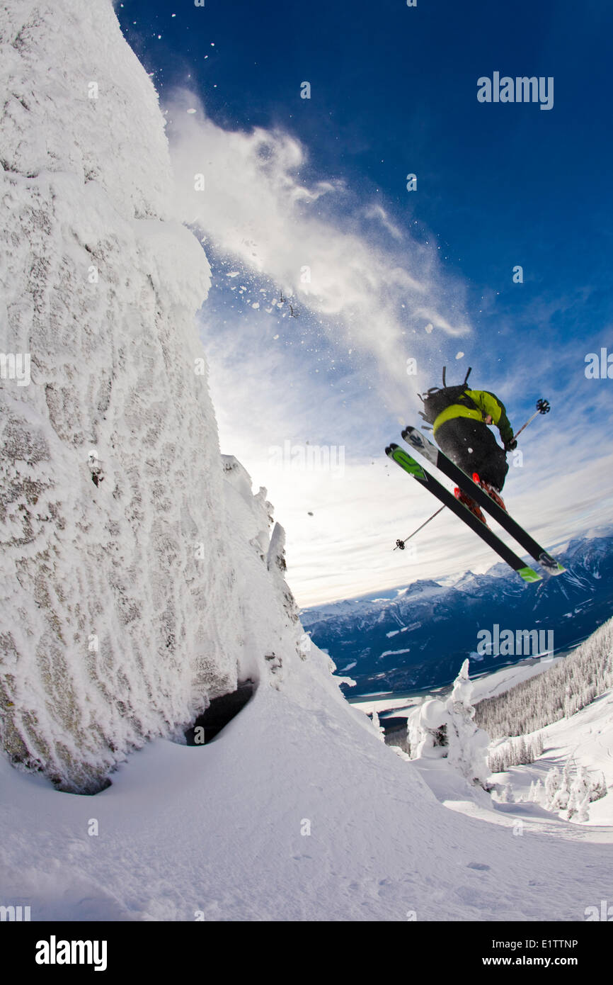 Ein männlicher Skifahrer fängt etwas Luft von einer Klippe in Revelstoke Mountain Resort, Revelstoke Backcountry, BC Stockfoto