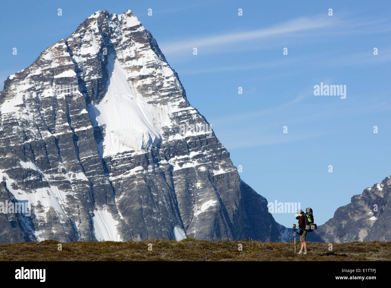 Backpacker vor Mt Sir Donald, Selkirk Mountains, Glacier National Park, Britisch-Kolumbien, Kanada Stockfoto