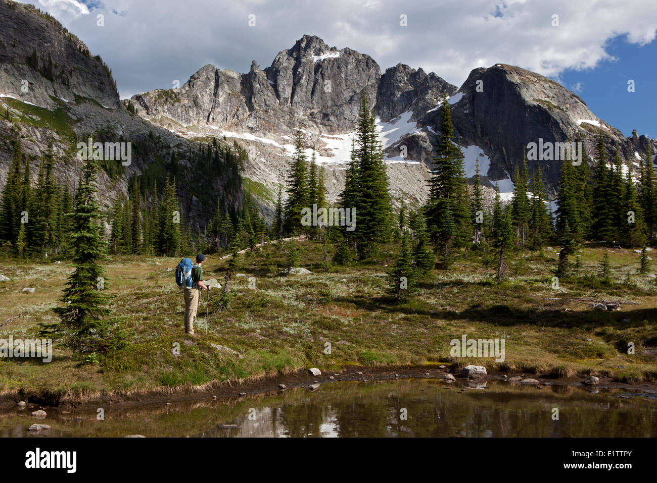 Wanderer, Tarn und Drinnon Peak bei Drinnon Pass, Selkirk Mountains, Valhalla Provincial Park, Britisch-Kolumbien, Kanada Stockfoto