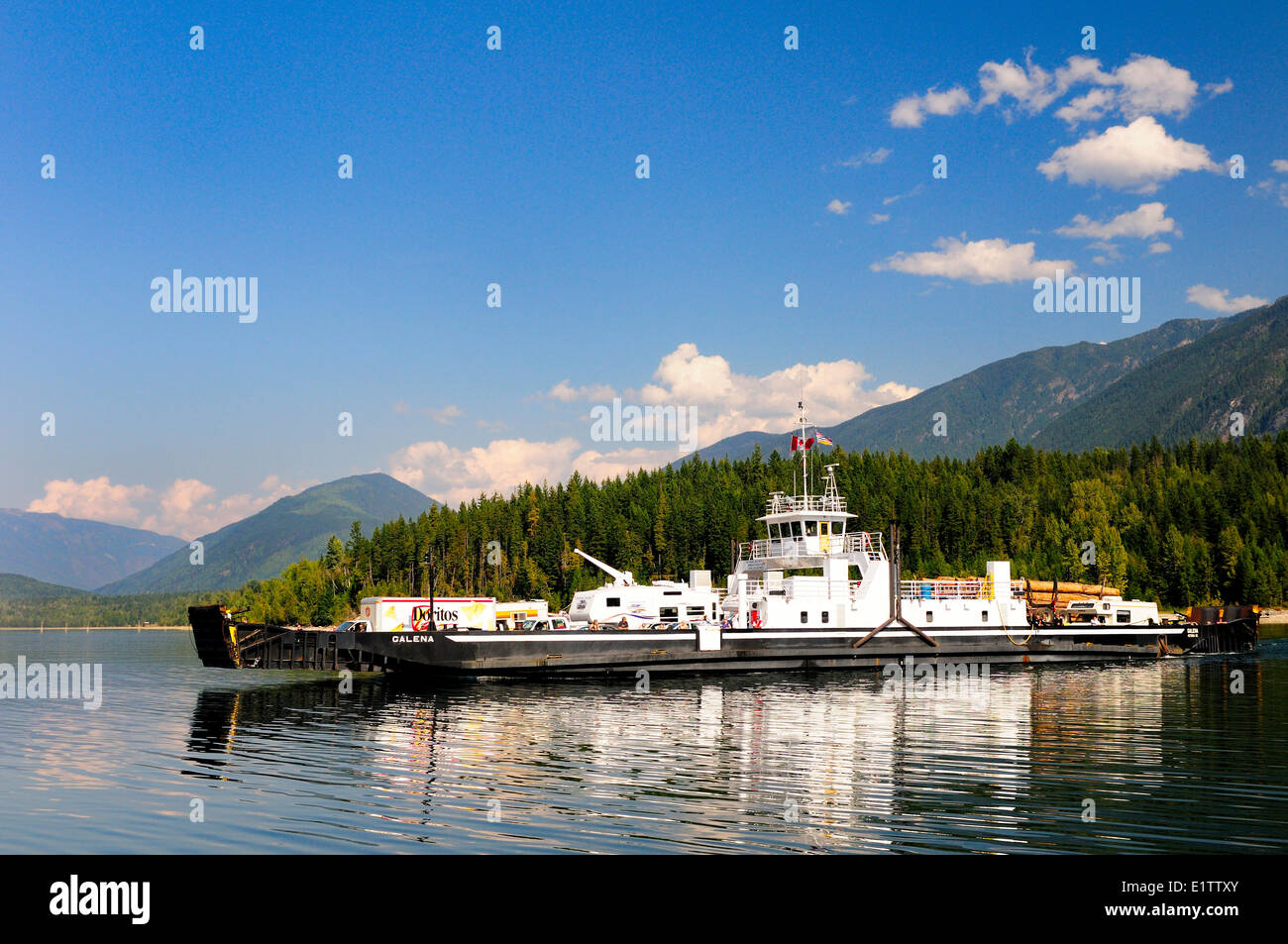 Die Fähre, D.E.V. Galena, fährt Galena Bay auf Upper Arrow Lake auf dem Weg zum Shelter Bay, BC. Stockfoto