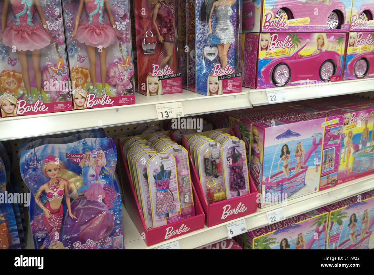 Barbie-Puppen und Geschenke zum Verkauf in einem Spielwarengeschäft, ausgestellt in Regalen Stockfoto