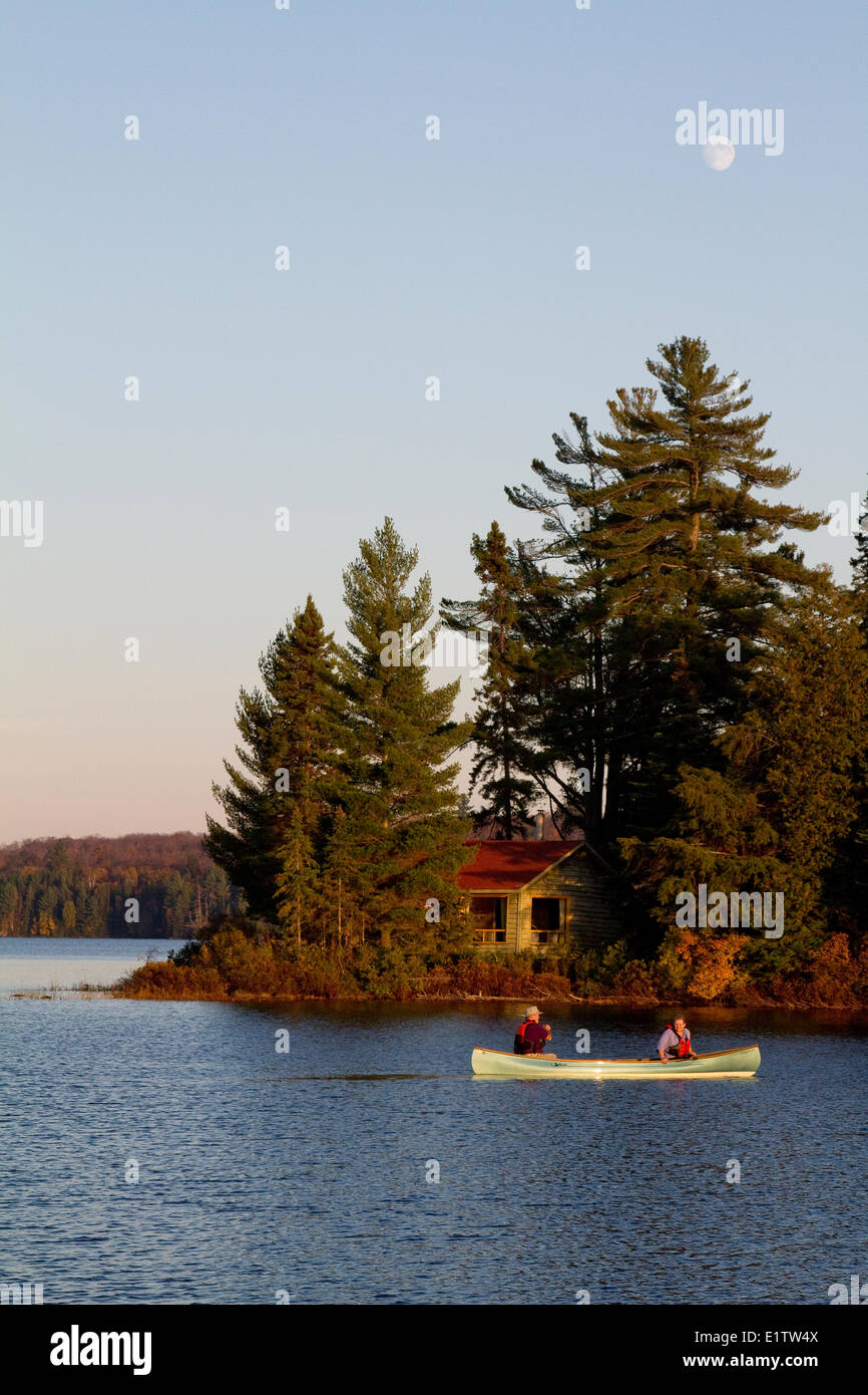 Paar Paddel Kanu auf Quelle See, Algonquin Park, Ontario, Kanada. Stockfoto