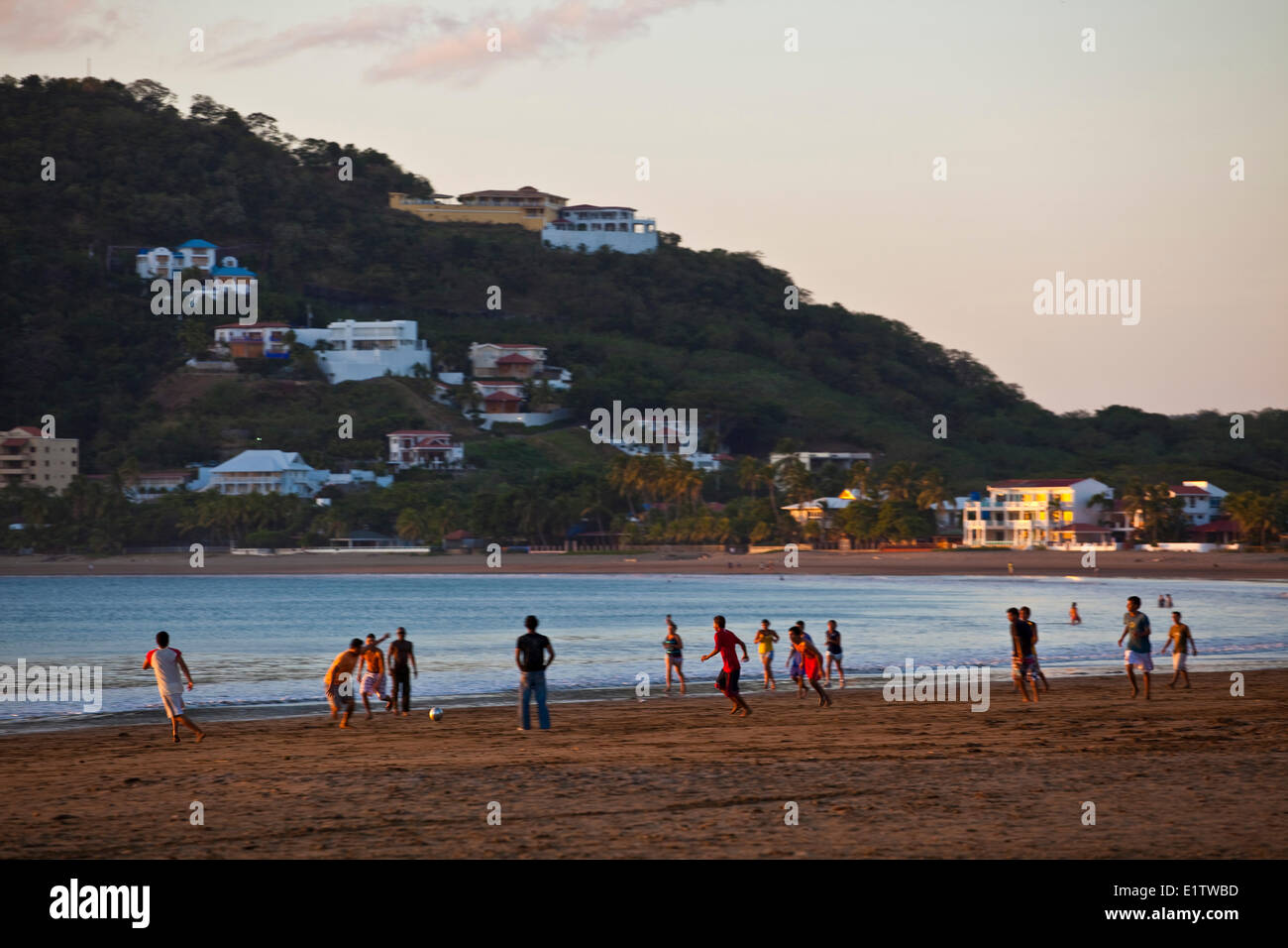 lokale Jugend Fußball spielen. San Juan del Sur, Nicaragua Stockfoto