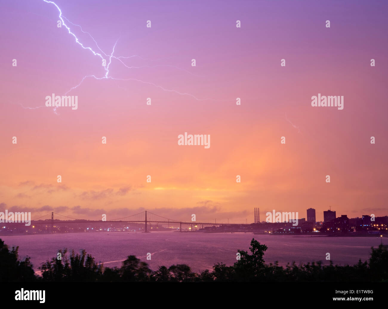 Ein Blitz Wolke zu Wolke blinkt über dem Hafen von Halifax, Nova Scotia, bewegt sich wie ein Sommer Sturm in die Stadt bei Sonnenuntergang. Stockfoto