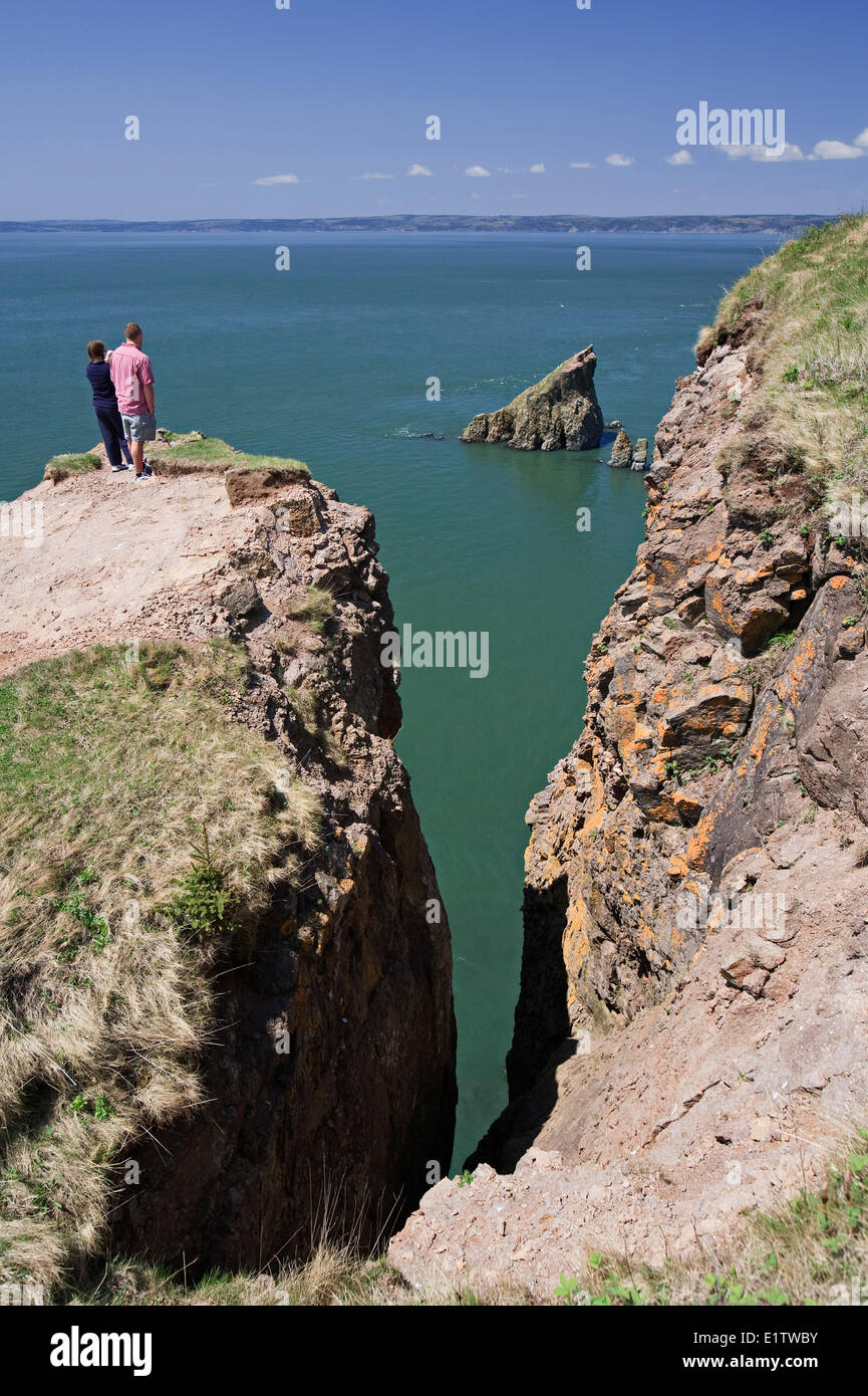 Wanderer anzeigen die Felsformationen am Cape Split Wanderweg entlang Nova Scotia Bay Of Fundy Küste Stockfoto