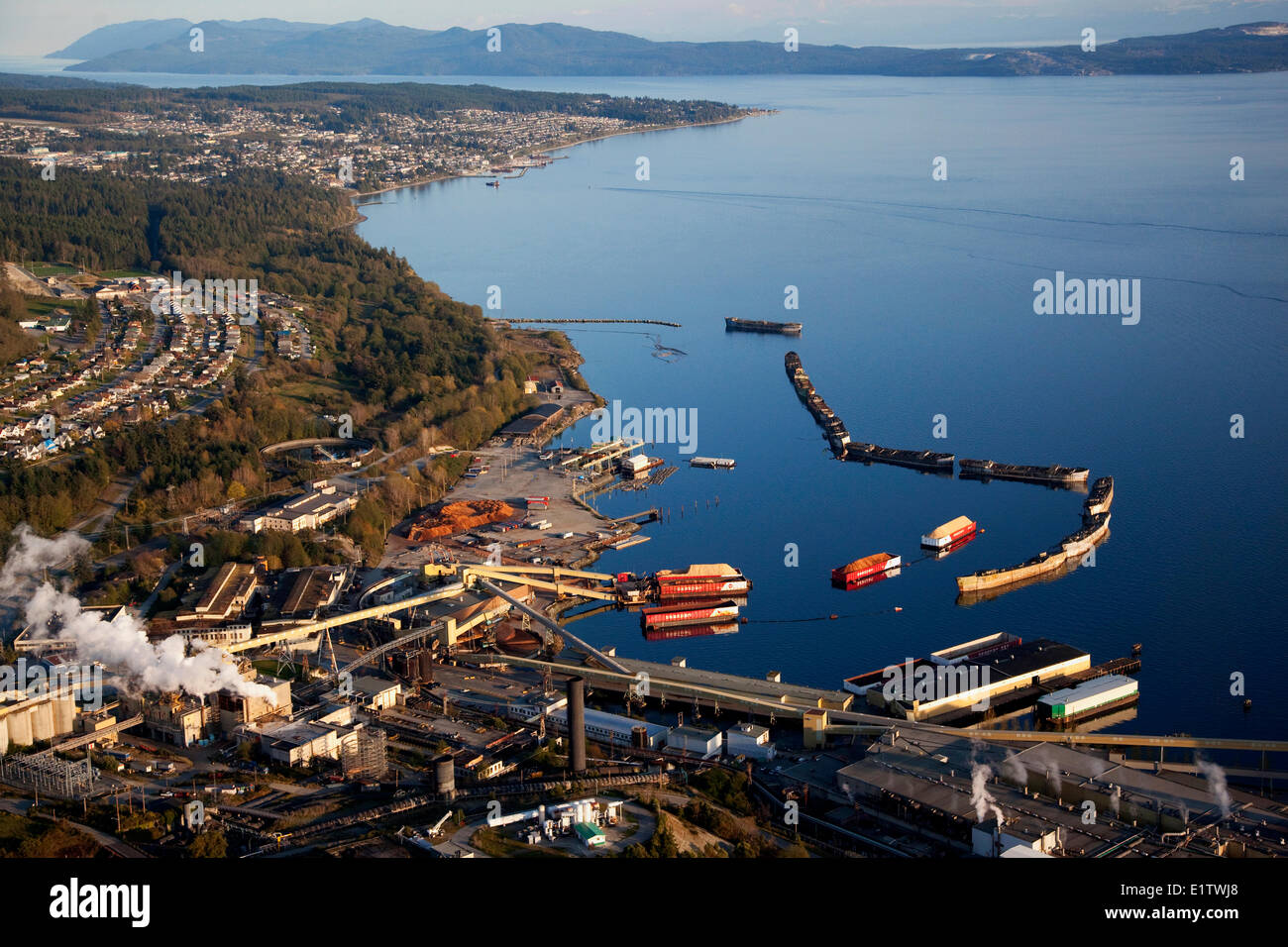 Antenne, Zellstoff-Fabrik, Chip Lastkähne, Hulks Wellenbrecher Schiffe, Westview und Powell River, British Columbia, Kanada Stockfoto
