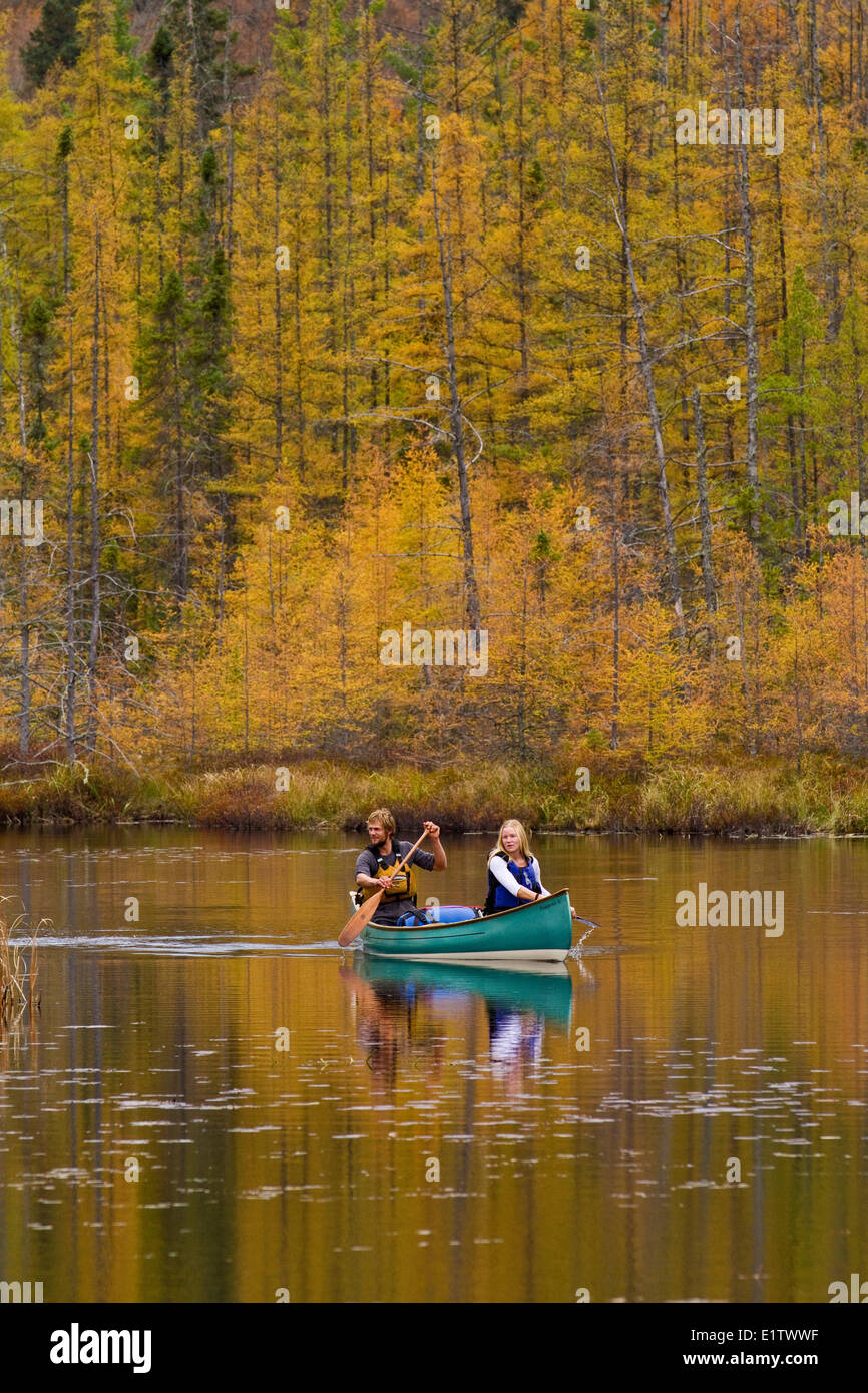 Junges Paar Paddel Kanu auf stilles Wasser des kleinen Baches im nordwestlichen Ende des Algonquin Park, Ontario, Kanada. Stockfoto