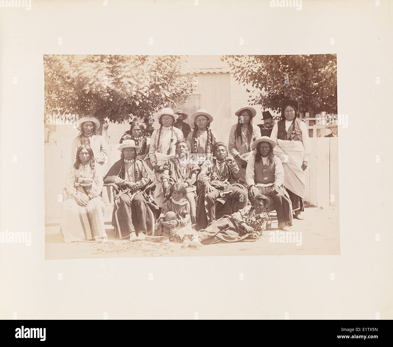 [Arapahoe Indian Häuptlinge in Fort Washakie, Wyoming-Territorium, Zeitpunkt des Besuchs von Präsident Chester A. Arthur, 1883.] Stockfoto