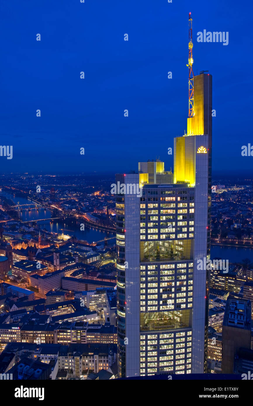 Commerzbank Tower beleuchtet mit gelben Lichter in der Dämmerung wie der Main Tower in der Stadt Frankfurt am Main Hessen Deutschland Stockfoto