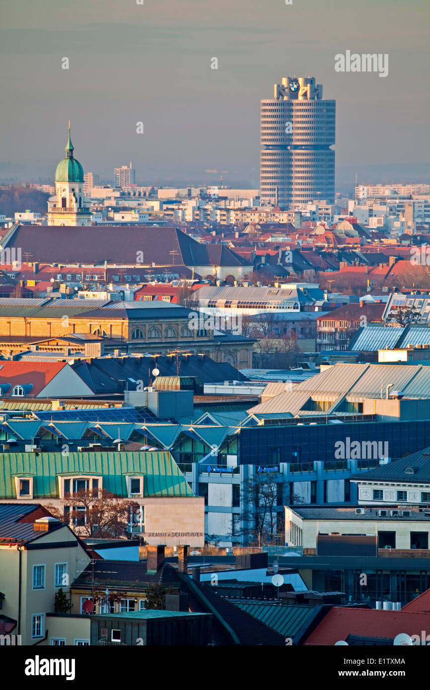 Blick über die Dächer in Richtung der BMW Gebäude in der Stadt München (München), Bayern, Deutschland, Europa. Stockfoto