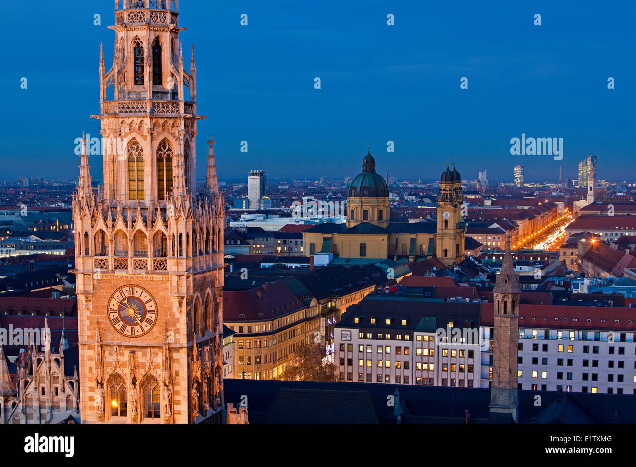 Hauptturm der Neues Rathaus (New City Hall) in der Abenddämmerung in der Stadt München (München), Bayern, Deutschland, Europa. Stockfoto