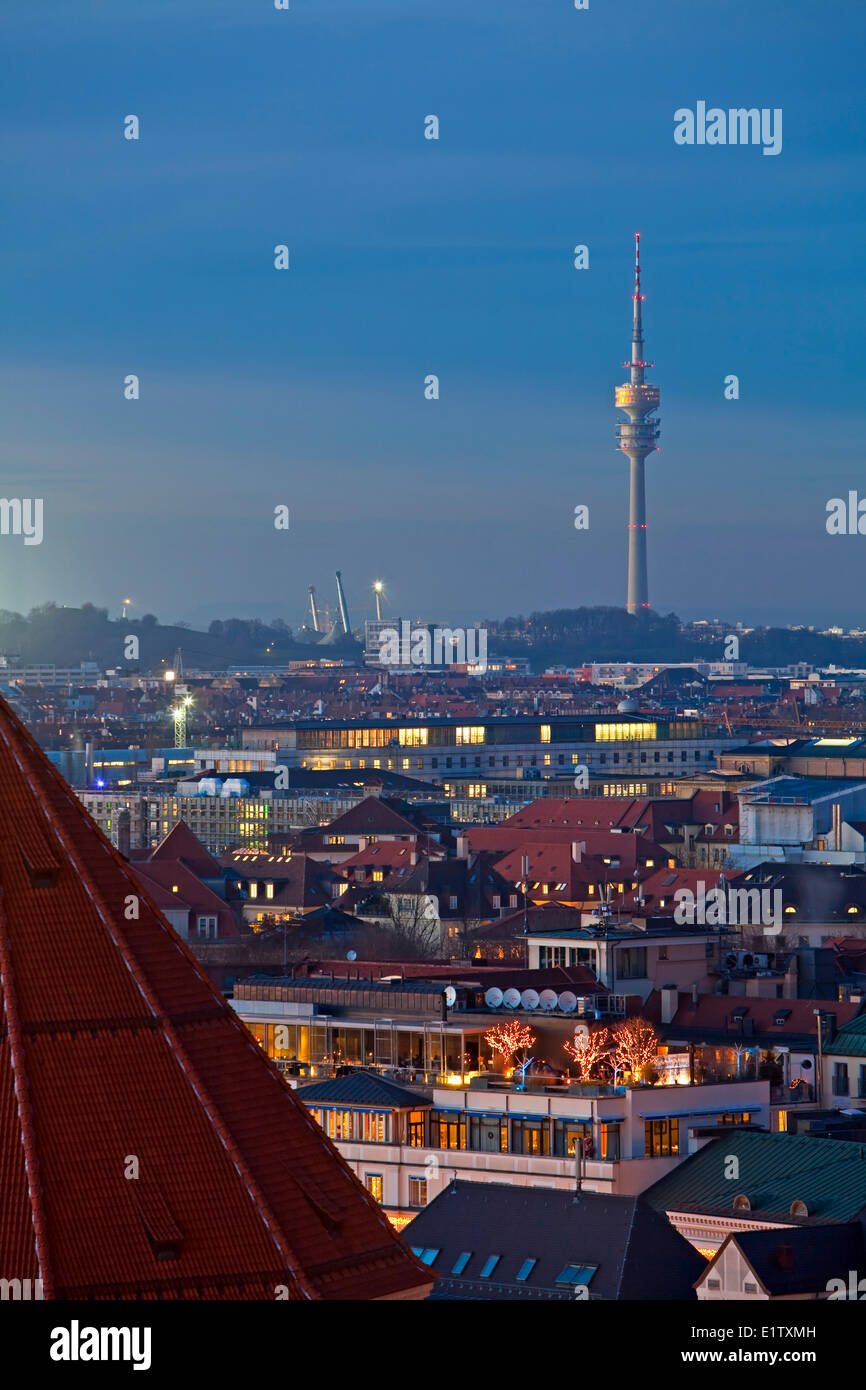 Blick Richtung Olympiaturm (Olympiaturm) über die Dächer der Gebäude bei Sonnenuntergang in der Stadt München (München)-Bayern-Deutschland Stockfoto