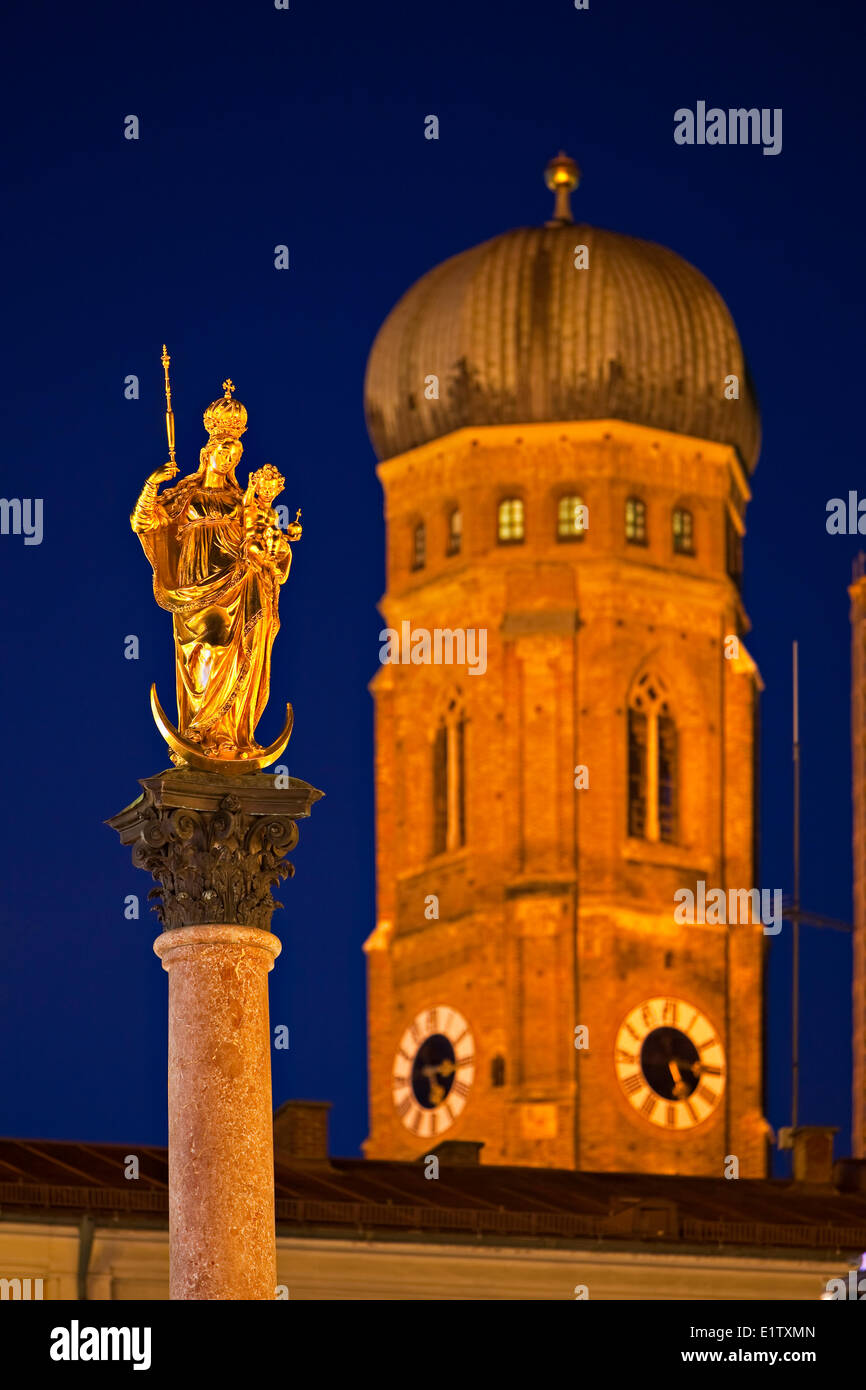 Goldene Statue der Jungfrau Maria auf der Mariensäule in der Marienplatz mit dem Turm der Frauenkirche (Dom unserer gesegneten Stockfoto
