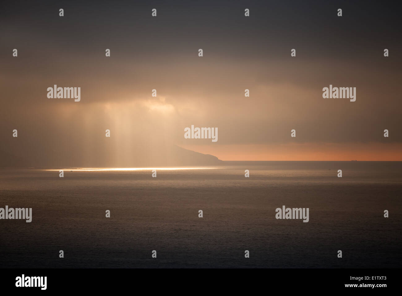 Hellen Sonnenlichts gehen durch stürmischen Wolken. Tanger Bucht, Marokko Stockfoto