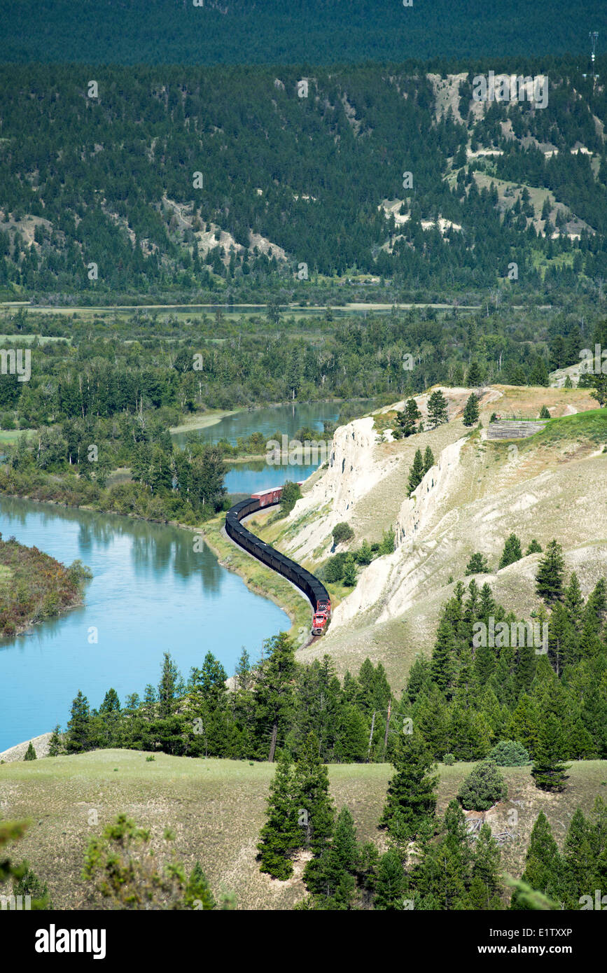 Ein kanadischer Pazifik (CP)-Güterzug fährt entlang des Columbia Rivers Feuchtgebiete in der Nähe von Radium Hot Springs, BC, Kanada. Stockfoto