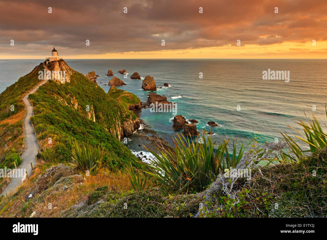 Nugget Point Lighthouse, seinen Namen durch die kleinen Nugget wie erhält, Felsen, inwieweit die Punkt in der Catlilns Stockfoto