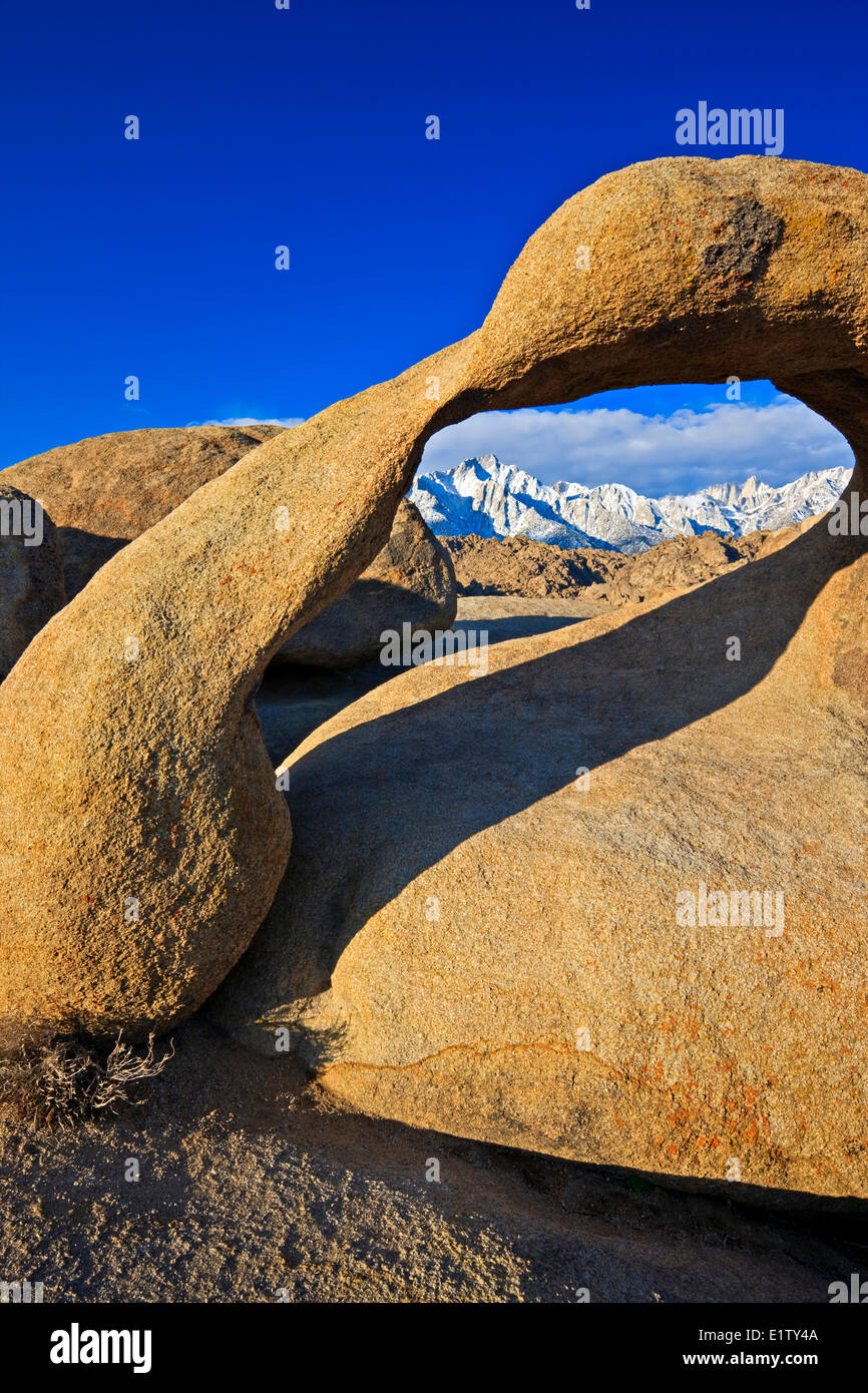 Mobius Arch, Alabama Hills in der Nähe von Lone Pine, Kalifornien, USA Stockfoto
