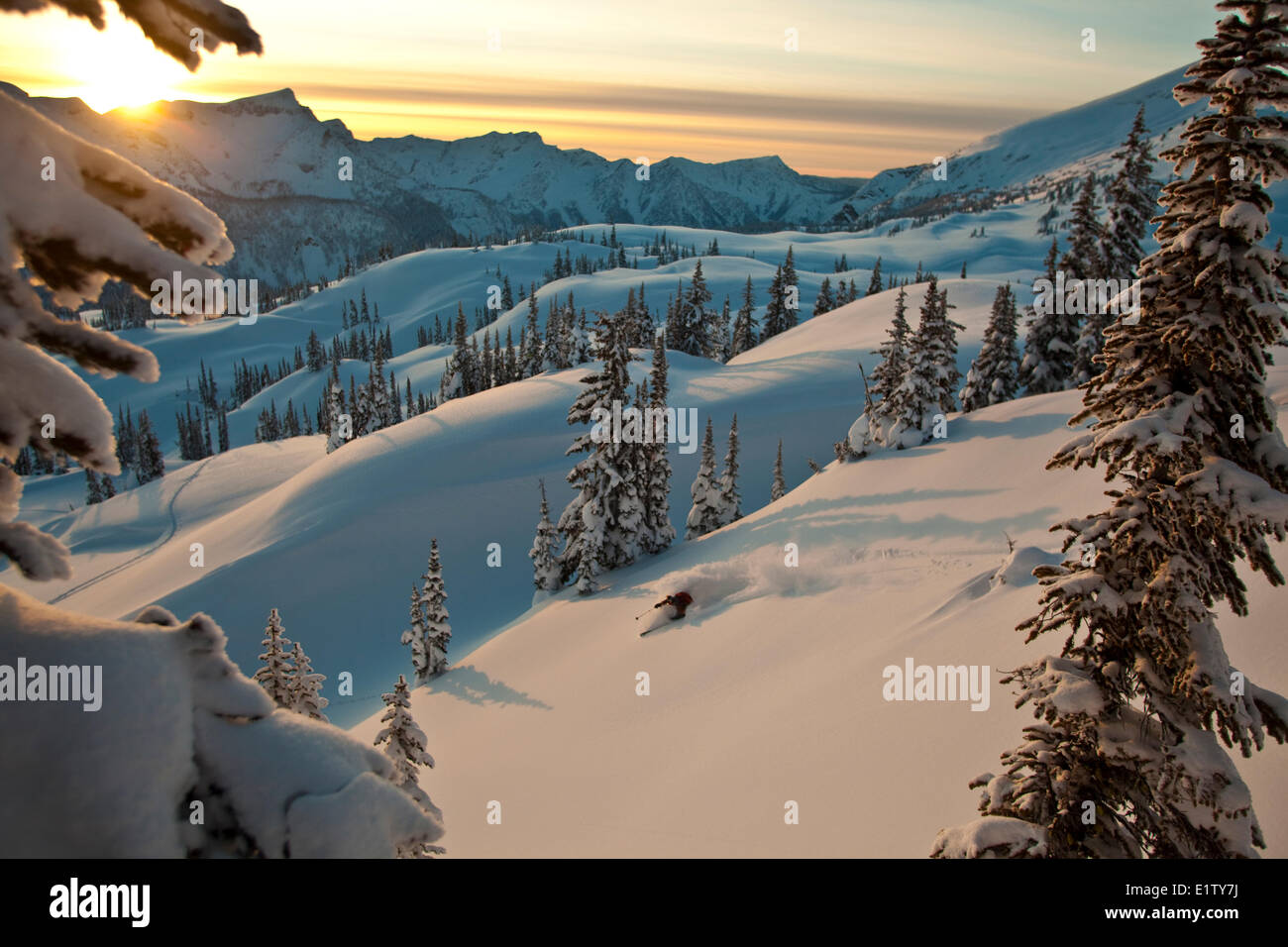 Ein Mann Skifahren Tiefschnee während Skitouren am Sol Berg, Monashee Backcountry, Revelstoke, BC Stockfoto